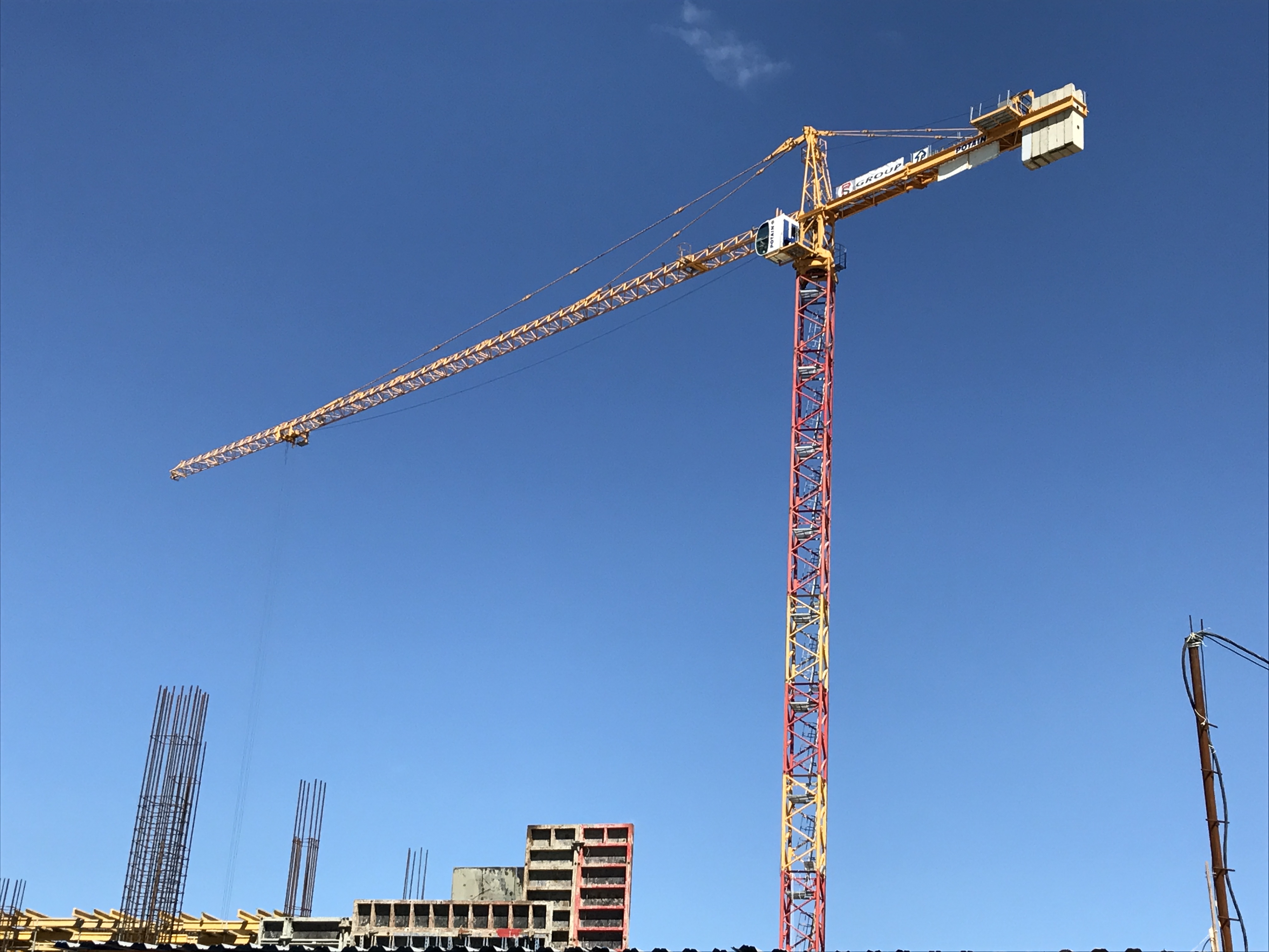 Инспекцией труда начато расследование несчастного случая на стройке, в ходе которого двое рабочих погибло, один в тяжелом состоянии